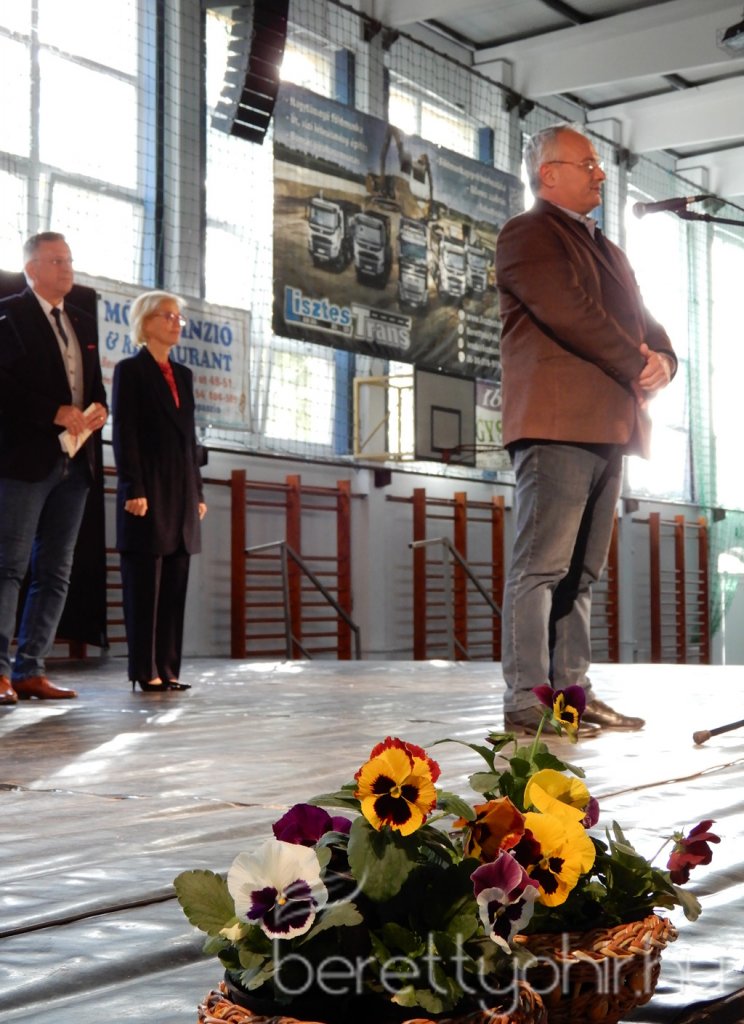 Kovács Kati koncertezett az időseknek 08